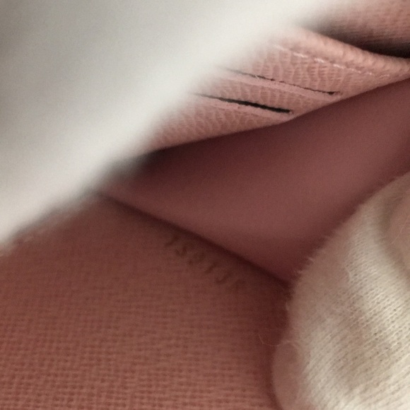 AUTHENTIC Louis Vuitton Valentine Doggy coin purse - Picture 7 of 7